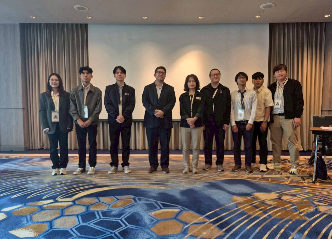 Group of nine ISL students and academic staff standing together in the ITC-CSCC 2026 presentation room