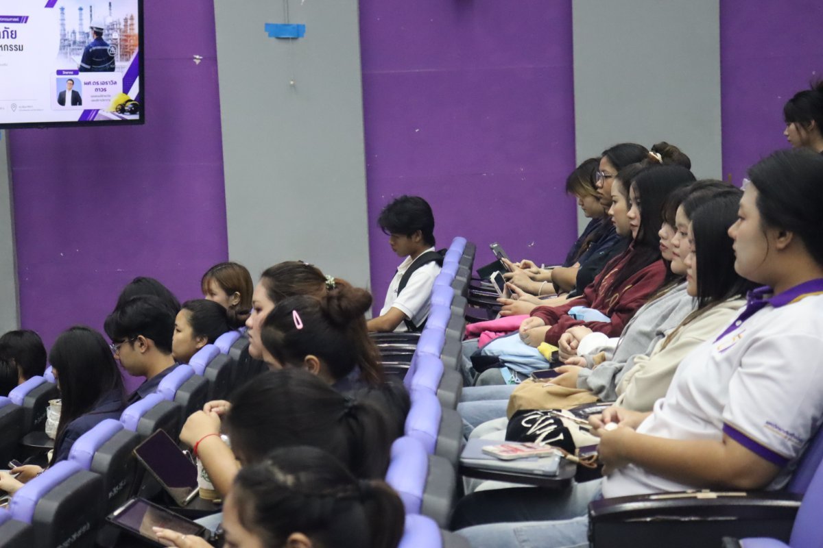 Rows of engineering students watching the presentation in the PKY1 lecture hall