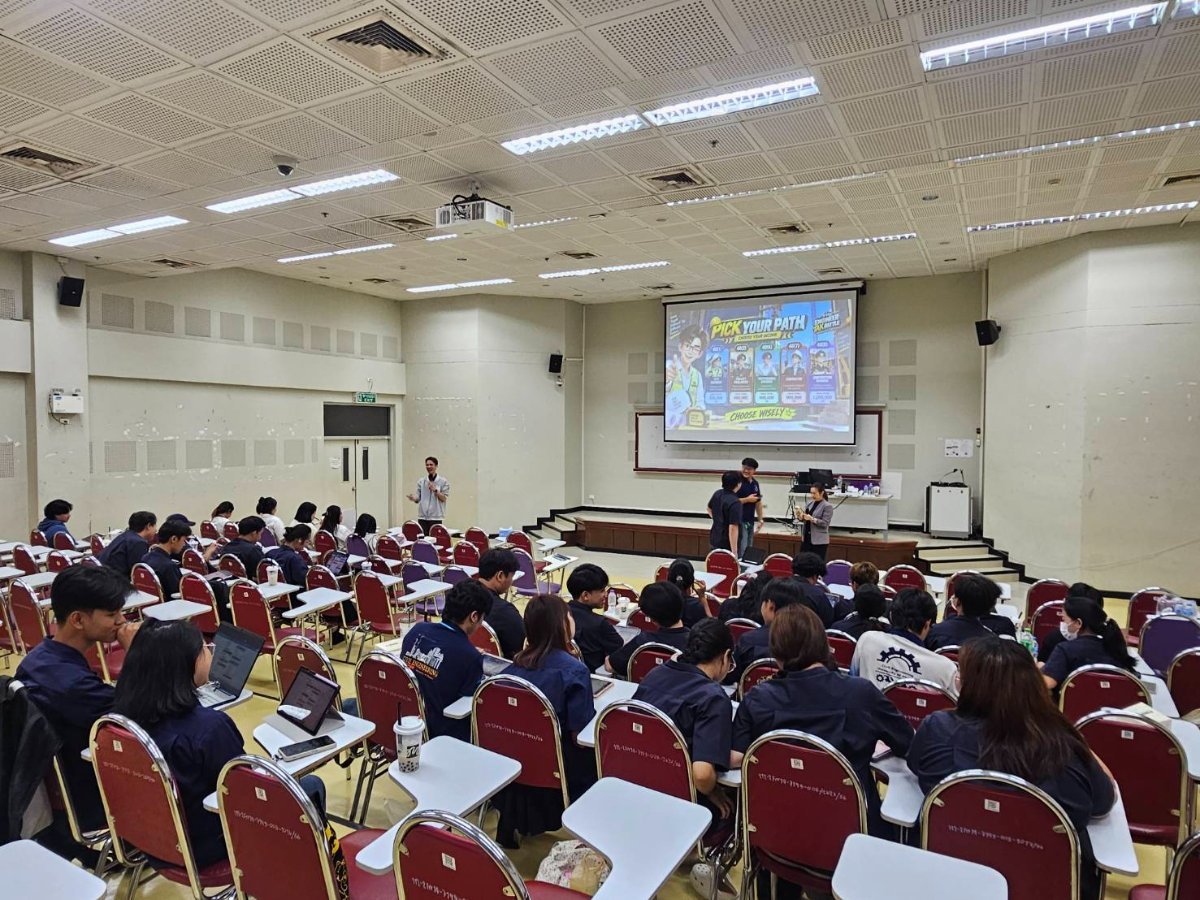 The lecture hall seen from the back during the financial management session